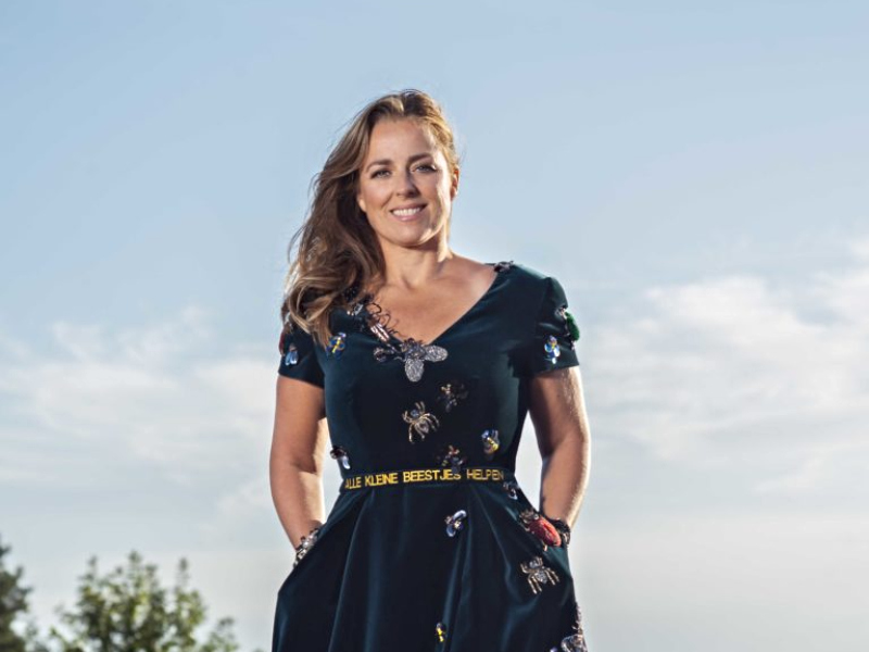 Marianne Thieme draagt op Prinsjesdag 2019 een donkergroene fluwelen jurk met geborduurde insecten.