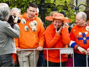 Vroege oranjefans wachten op Prinsjesdag bij paleis Noordeinde.