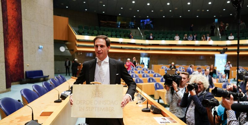 Wopke Hoekstra met het koffertje op Prinsjesdag