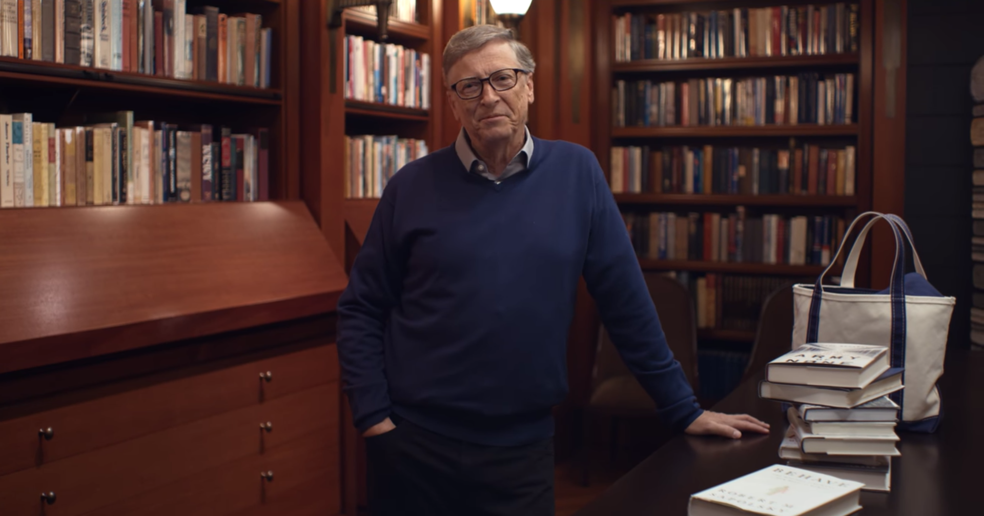 In de onlangs verschenen documentaire over Bill Gates, "Inside Bill's Brain: Decoding Bill Gates" noemt noemt Smil de plannen van Musk om een menselijke kolonie op Mars te stichten "gestoord."