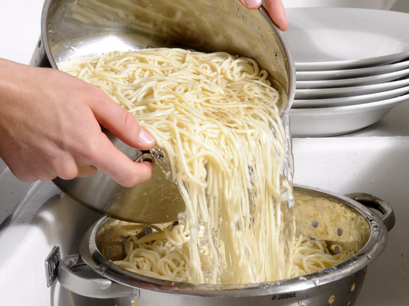 Сливаем макароны в дуршлаг. Макароны в кастрюле. Слить воду с макарон. Дуршлаг для спагетти.