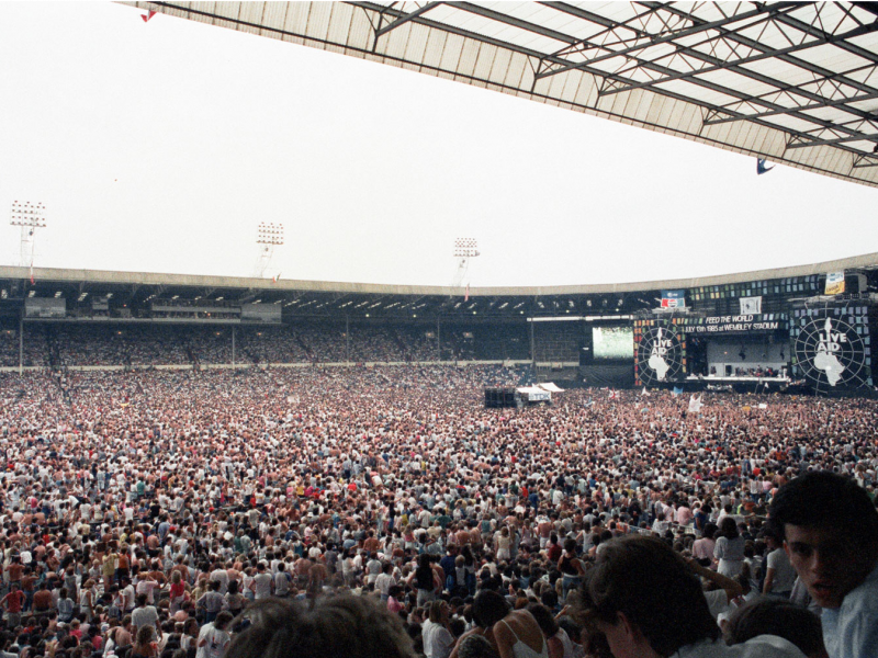 Квин стадион уэмбли. Квин Уэмбли 1985. Стадион Уэмбли 1985. Уэмбли Live Aid. Wembley Stadium Live Aid.