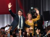 Justin Trudeau viert de verkiezingsoverwinning met zijn partij en zijn vrouw Sophie Gregoire.