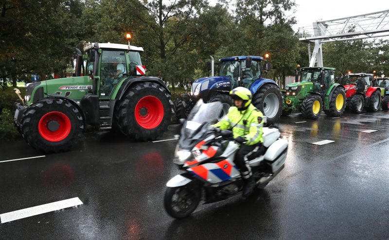 De politie begeleidt het boerenprotest in de Hofstad
