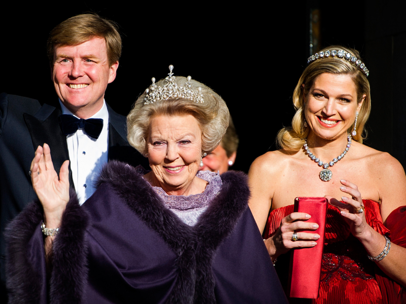 De drie belangrijkste gezichten van het Nederlandse koningshuis: Willem-Alexander, Beatrix en Máxima.