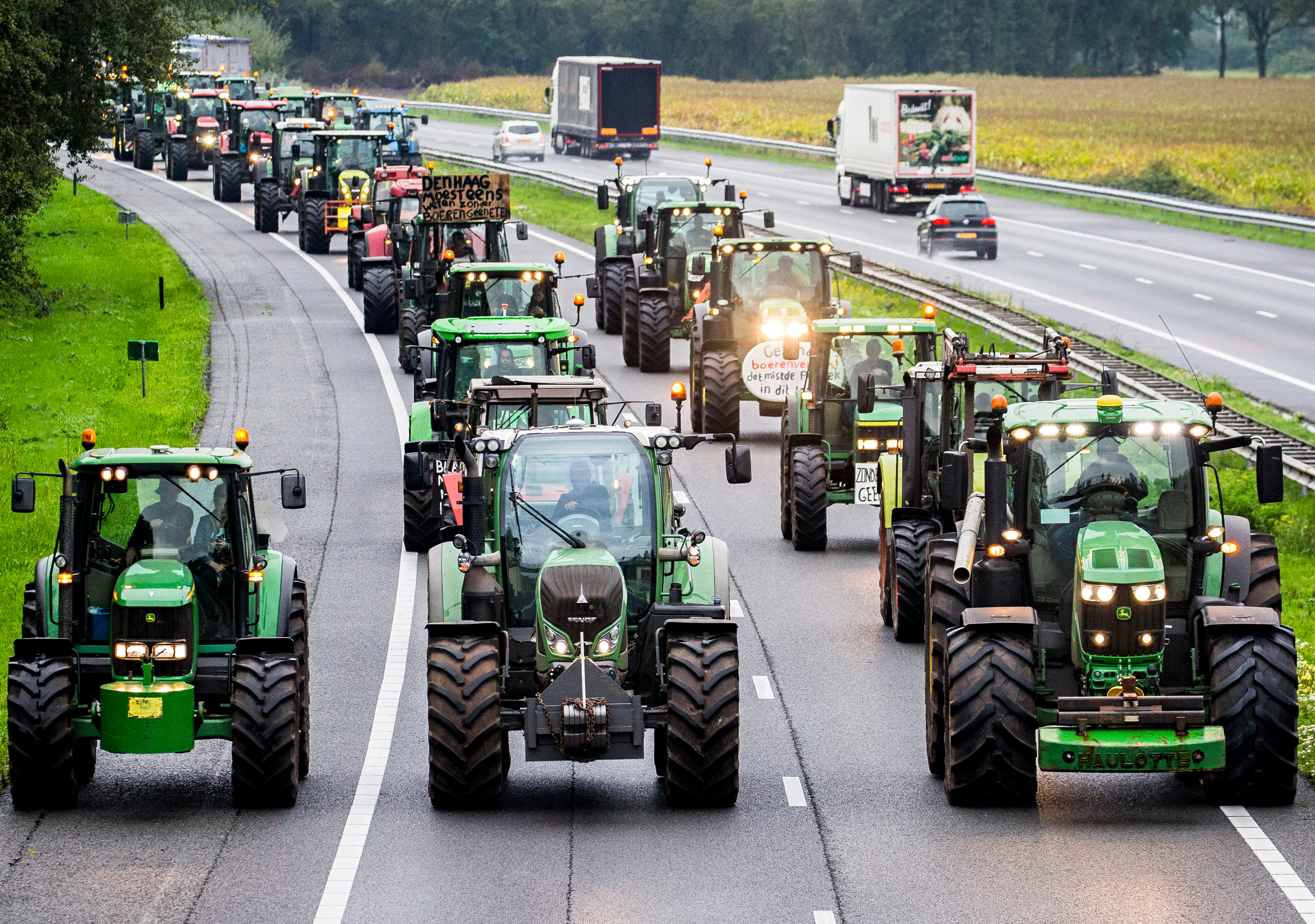 Drentse boeren blokkeren met hun trekkers de snelweg A28 tussen Hoogeveen en Meppel.