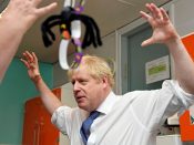 Boris Johnson tijdens een bezoek aan het Milton Keynes University Hospital.