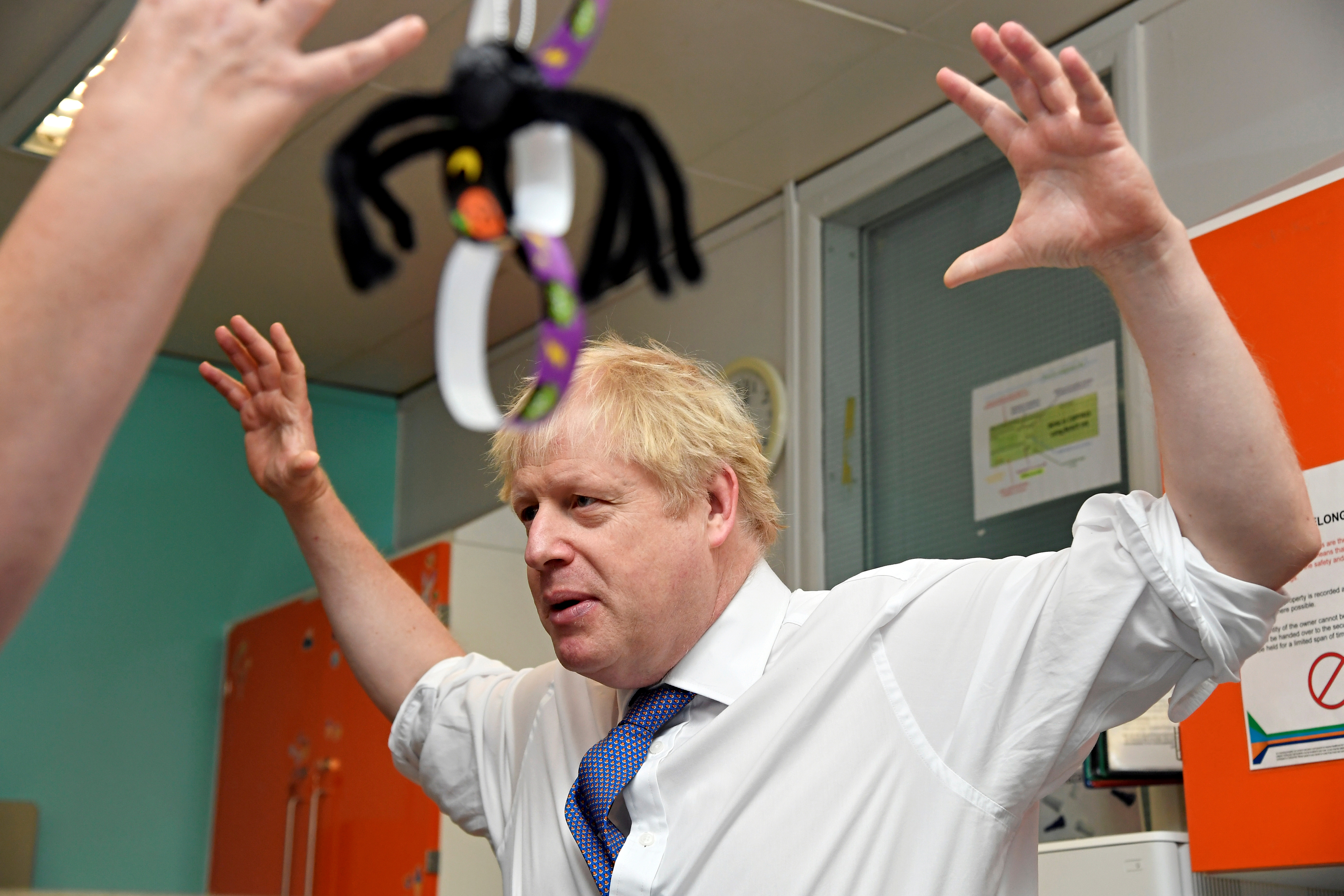Boris Johnson tijdens een bezoek aan het Milton Keynes University Hospital.
