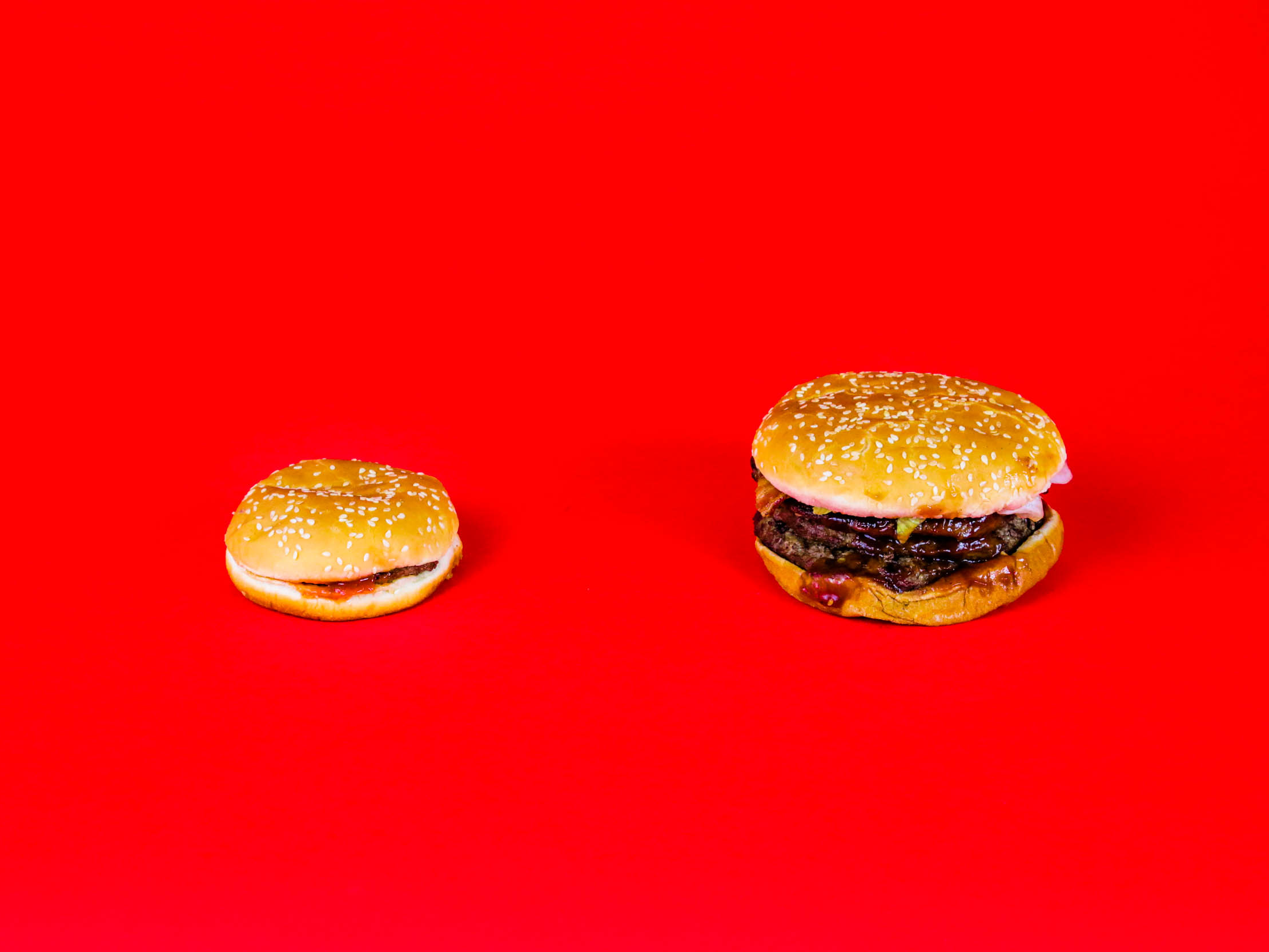 Maar hoe laag - of hoog - vliegt Burger King in termen van voedselkwaliteit? Om daarachter te komen vergeleek ik het duurste op de menukaart, de BBQ Bacon Triple Whopper, met de goedkoopste, de traditionele hamburger.