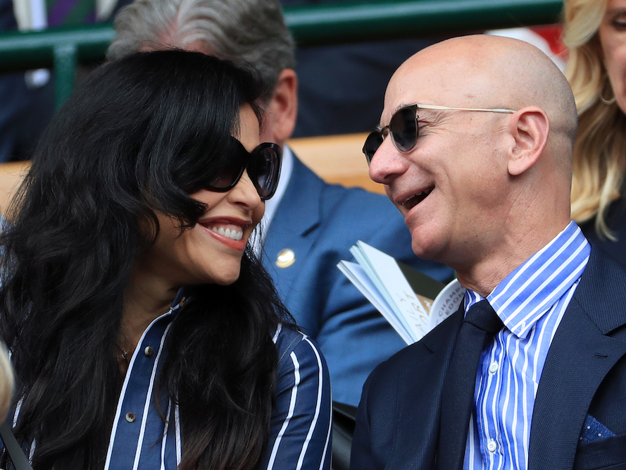 Jeff Bezos en zijn nieuwe vriendin Lauren Sanchez op Wimbledon.