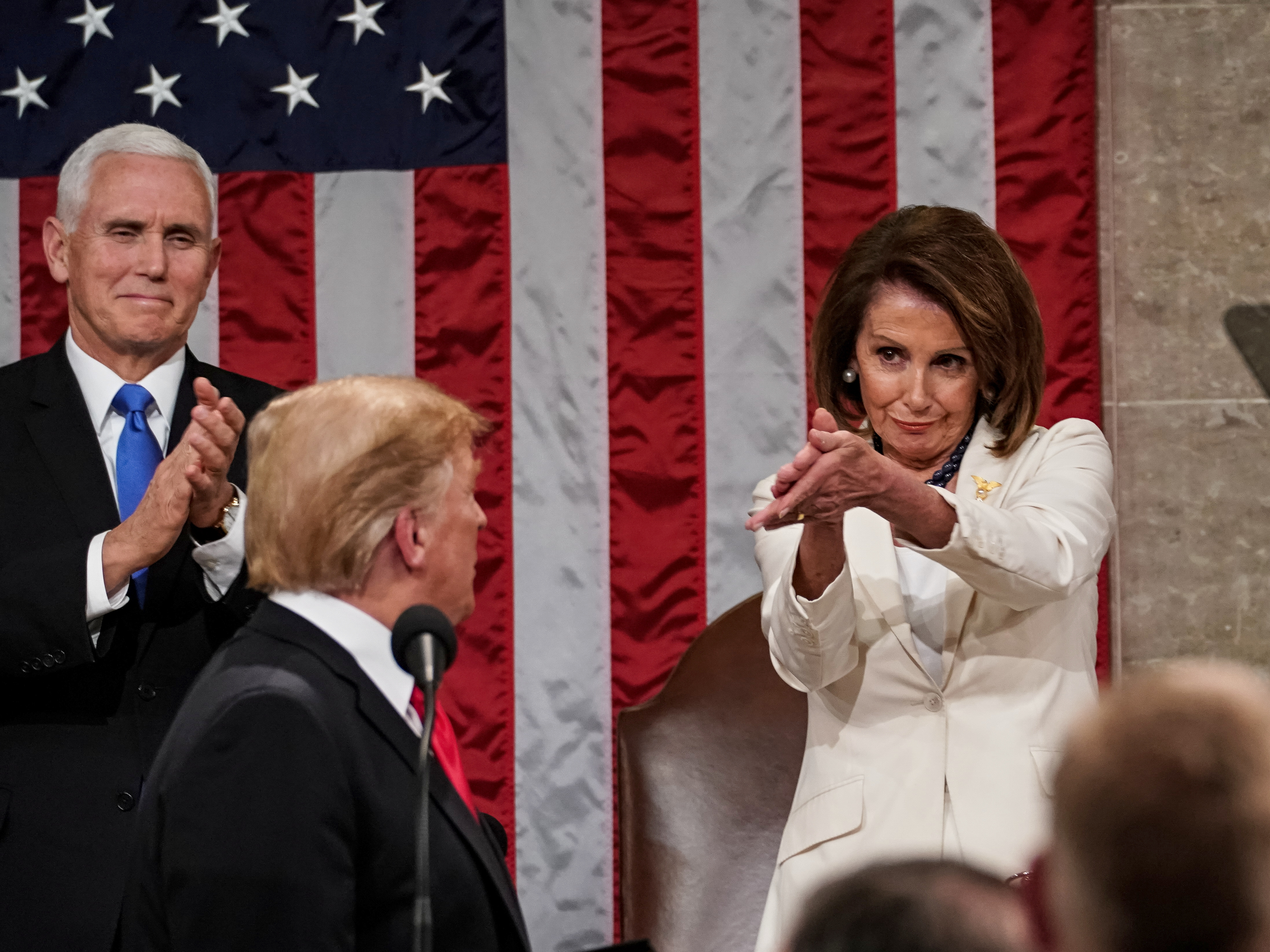 Cynisch applaus van de Democratische voorzitter van het Huis van Afgevaardigden Nancy Pelosi tijdens de State of the Union van president Trump op 5 februari 2019
