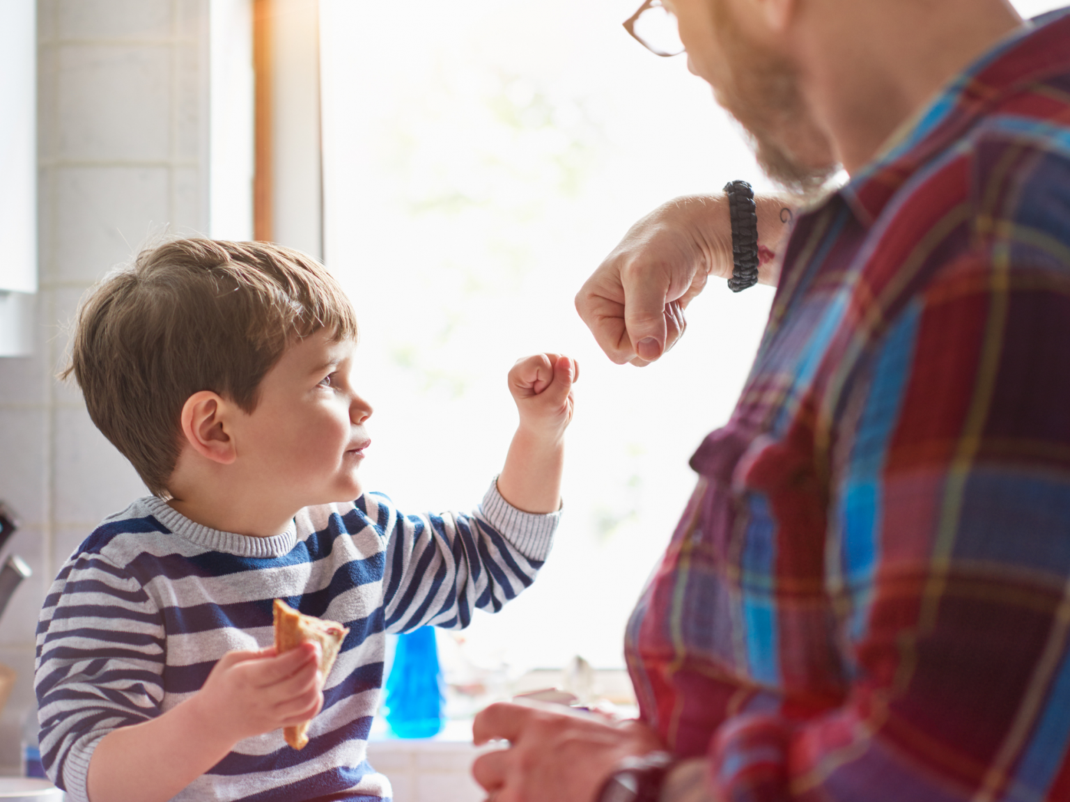 Obey parents. Воспитание ребенка. Современные родители. Ребенок дает. Ребенок дает пять.