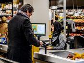 Een klant rekent af bij de kassa in een supermarkt van Jumbo