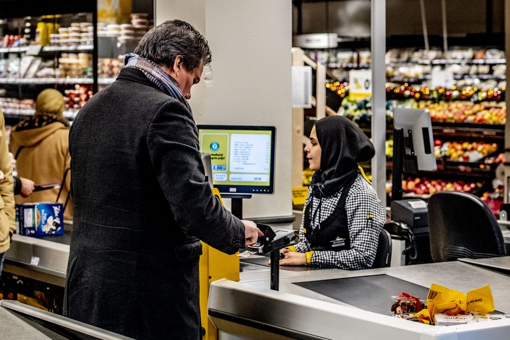 Een klant rekent af bij de kassa in een supermarkt van Jumbo