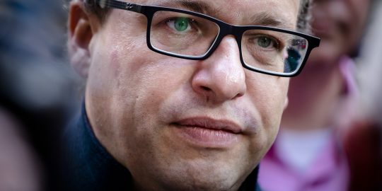 Het kabinet, vakbonden en werkgevers sloten afgelopen jaar op grote lijnen een 'pensioenakkoord', maar cruciale details moesten nog uitgewerkt worden. In gesprekken over die uitwerking ligt weer een belangrijke uitruil op tafel: pensioenfondsen zouden verlost worden van knellende rekenregels.