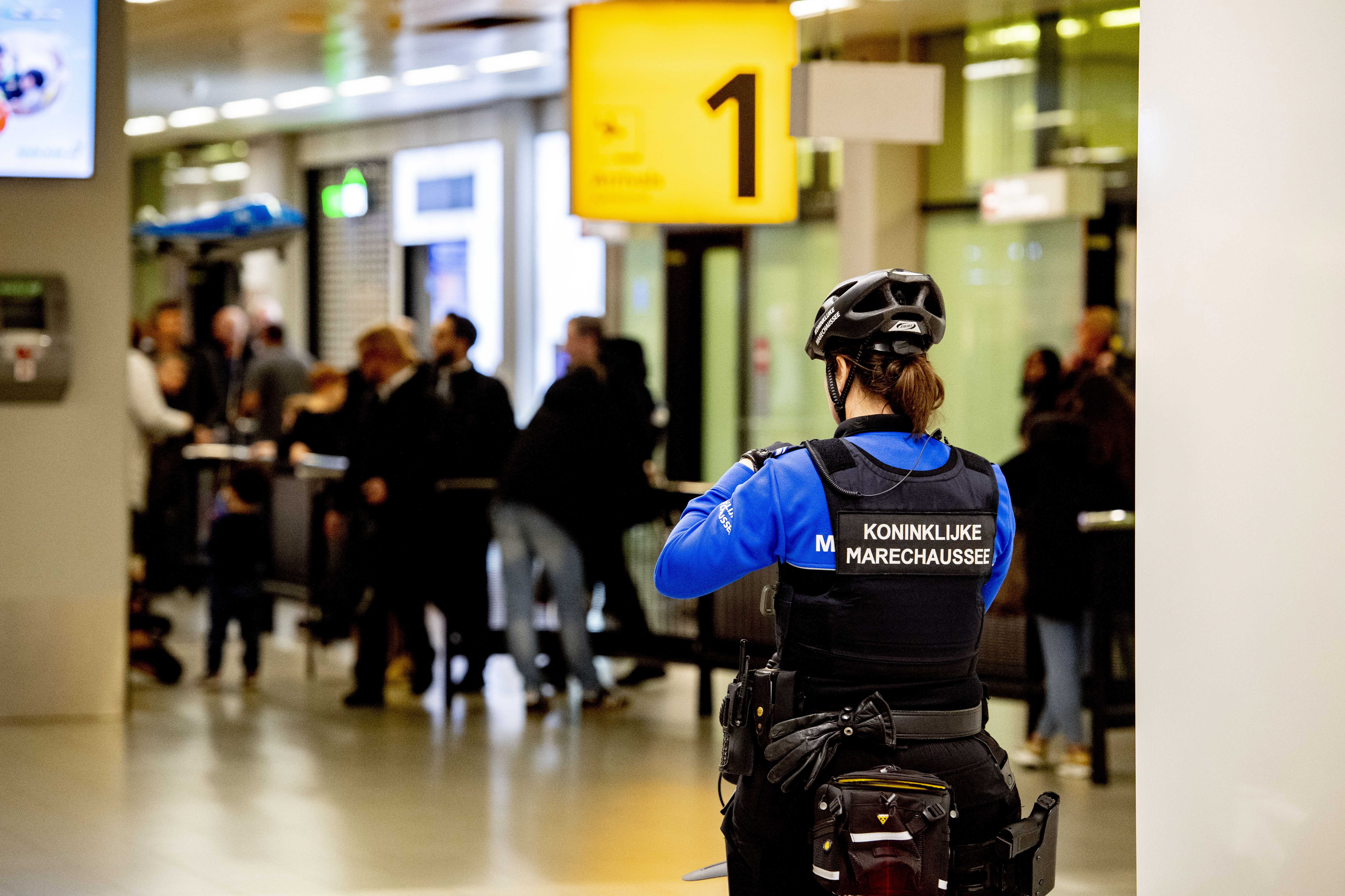 Hulpdiensten rukten massaal uit op Schiphol nadat er per ongeluk een kapingsalarm werd afgegeven vanuit een vliegtuig van Air Europa.