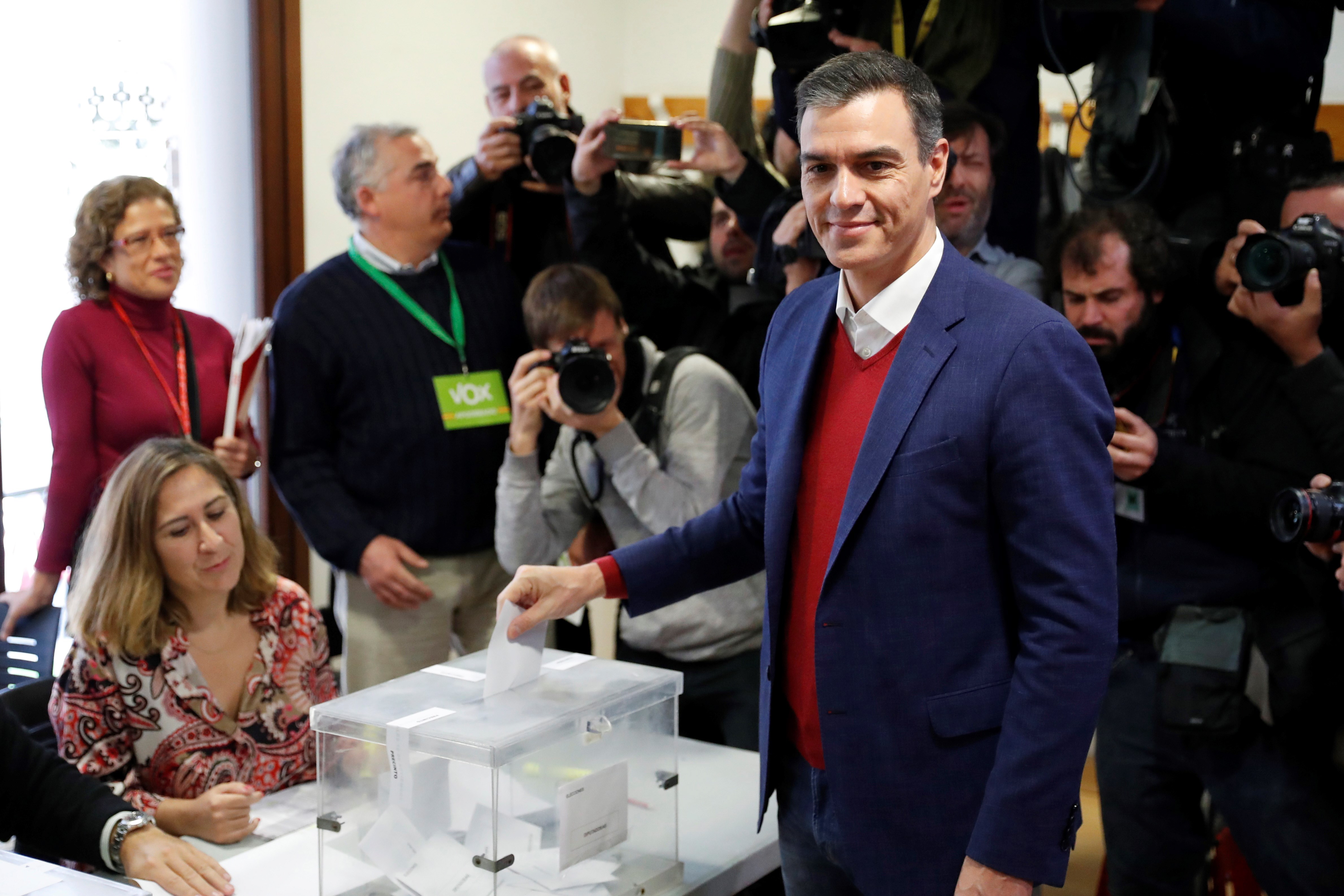 Pedro Sanchez brengt zijn stem uit in Madrid. (Foto: ANP)