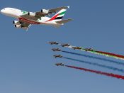 Een Airbus A380 van Emirates voert een luchtshow uit met de luchtmacht van de Verenigde Arabische Emiraten in Dubai.