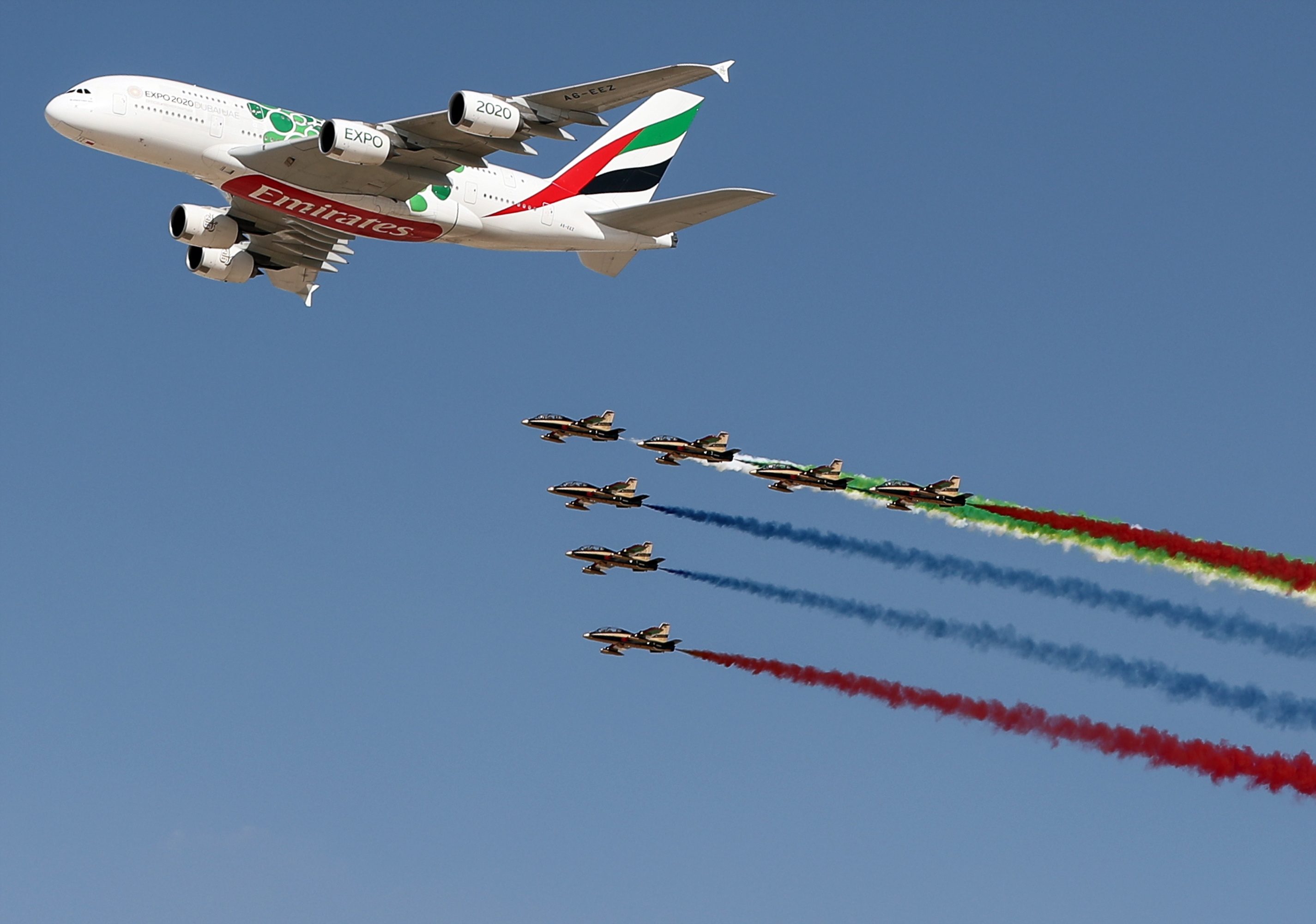 Een Airbus A380 van Emirates voert een luchtshow uit met de luchtmacht van de Verenigde Arabische Emiraten in Dubai.