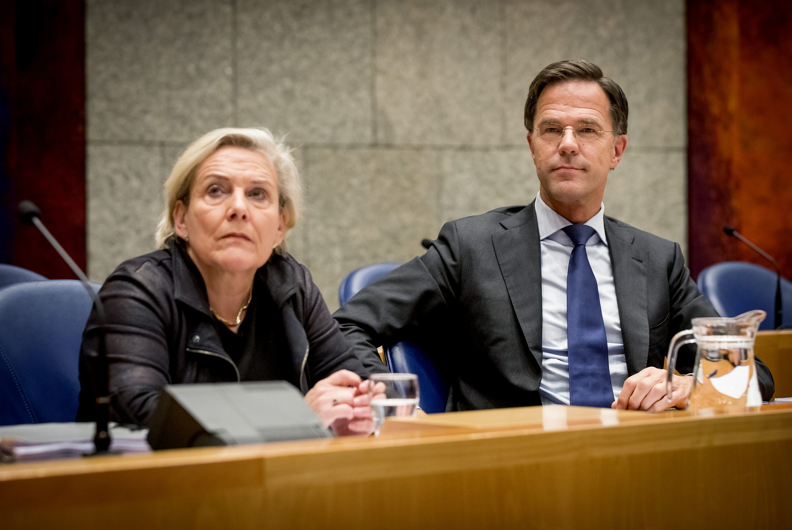 Ank Bijleveld, minister van Defensie en premier Mark Rutte tijdens het debat in de Tweede Kamer.