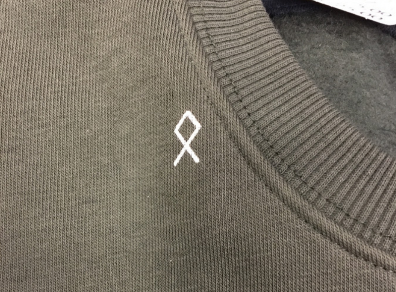 HEMA verkoopt per ongeluk een trui met extreemrechts symbool HEMA verkoopt per ongeluk een trui met extreemrechts symbool