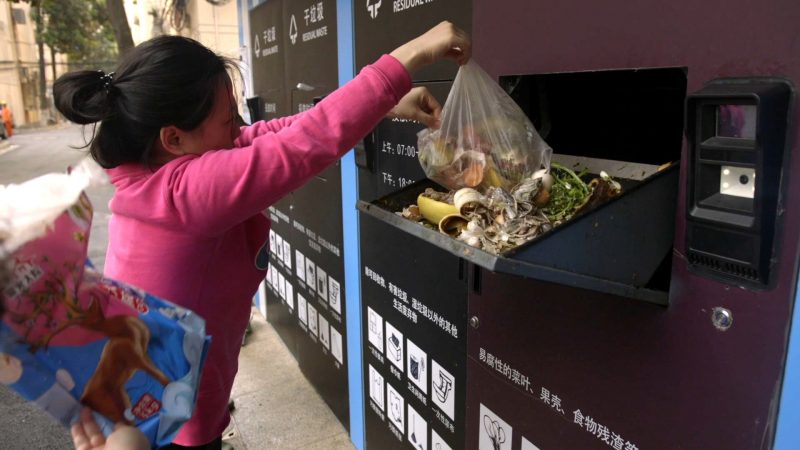 Shanghai citizen recycling trash