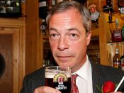 Nigel Farage zegt dat hij alleen een "Leave alliantie" met Johnson's Conservatieven sluit als de premier zijn Brexit deal de deur uitzet.