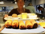 Kroketten en snacks in bedrijfskantine.