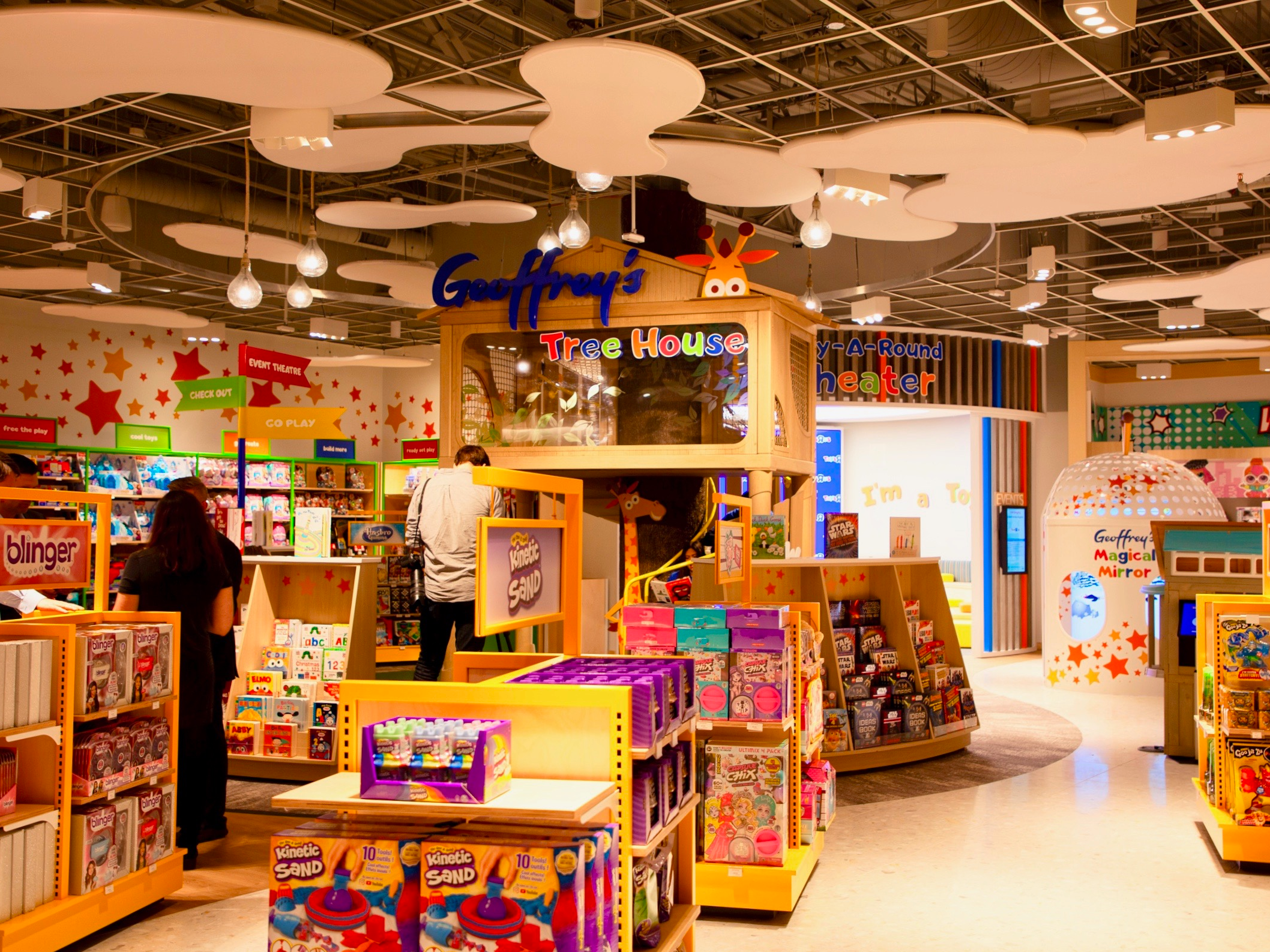Toys 4 us. Магазин игрушек. Магазин игрушек для детей. Американские магазины игрушек. Магазин игрушек в Америке.