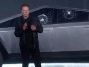 Tesla-topman Elon Musk onthult de Cybertruck, een elektrische pick-uptruck van gepantserd metaal.