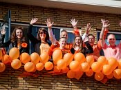 Koning Willem-Alexander vierde in 2015 zijn eerste Koningsdag in Dordrecht. Inwoners zijn gekleed in het oranje en vieren feest.