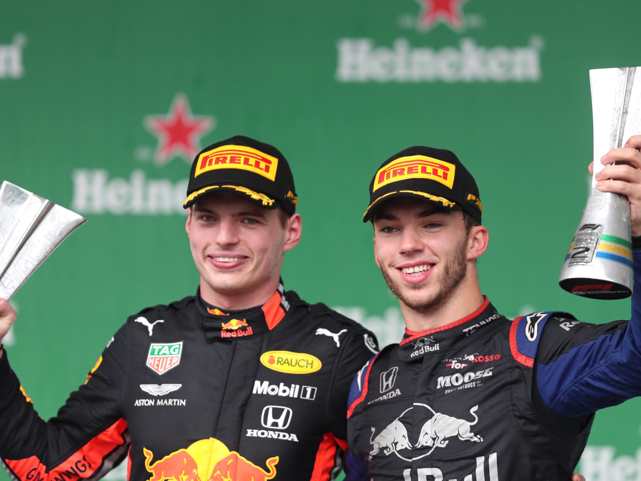 Max Verstappen en Pierre Gasly op het podium na de Grand Prix van Brazilië.