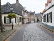 Een straat in het centrum van Oirschot., één van de rijkste gemeenten van Nederland.
