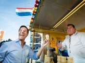 Minister-president Mark Rutte koopt een ijsje in Volendam.