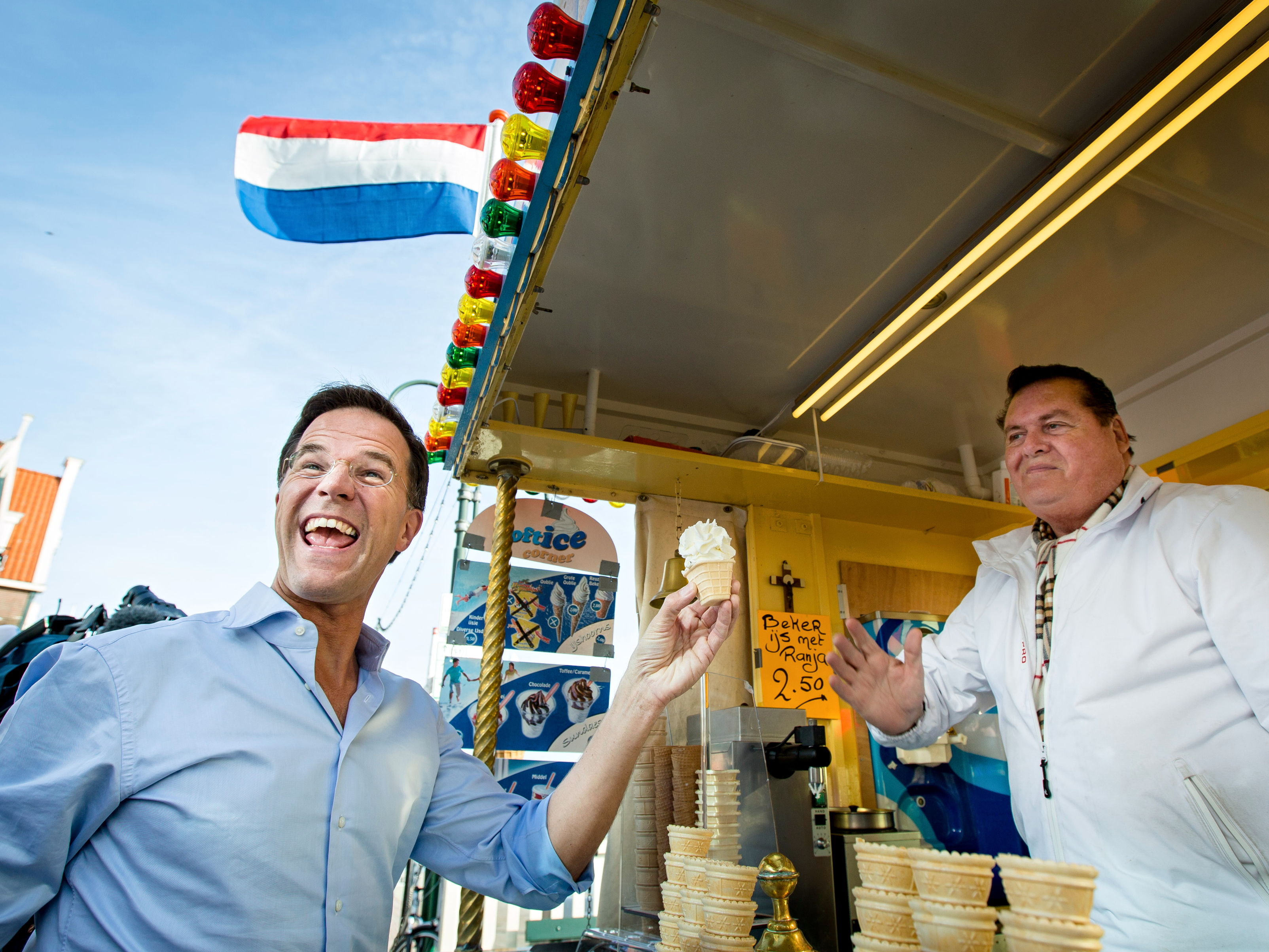 Minister-president Mark Rutte koopt een ijsje in Volendam.