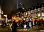 Boeren zijn dinsdag met enkele tientallen tractoren naar het Binnenhof gereden.