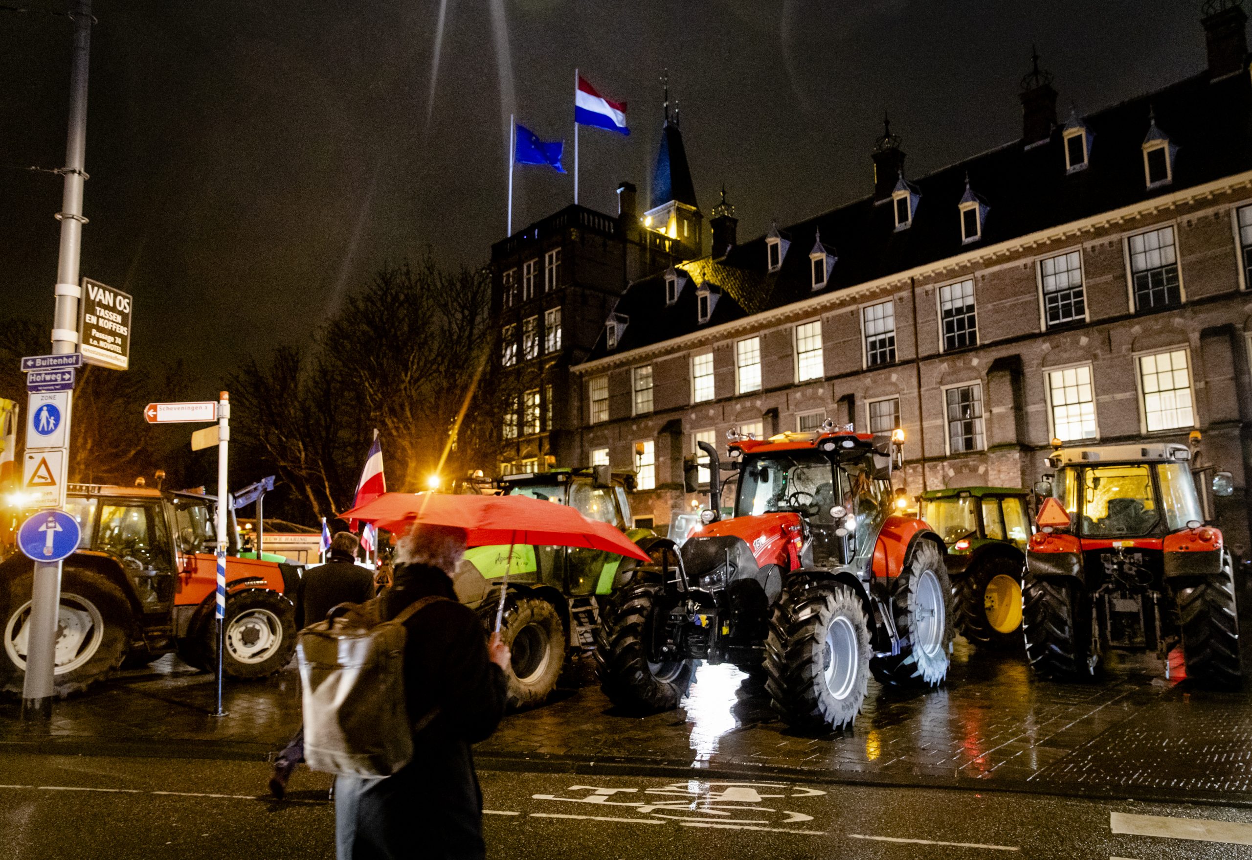 Boeren zijn dinsdag met enkele tientallen tractoren naar het Binnenhof gereden.