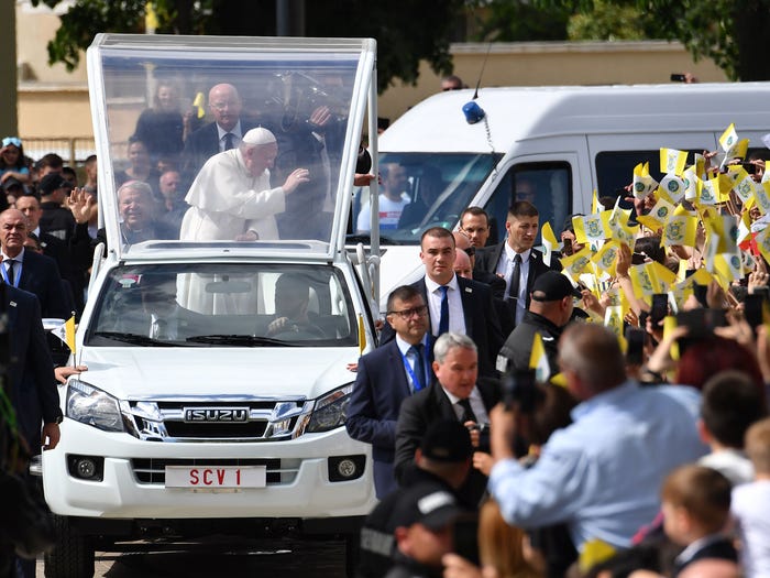 Paus Mobiel ANDREAS SOLARO AFP via Getty Images ISUZU D-MAX