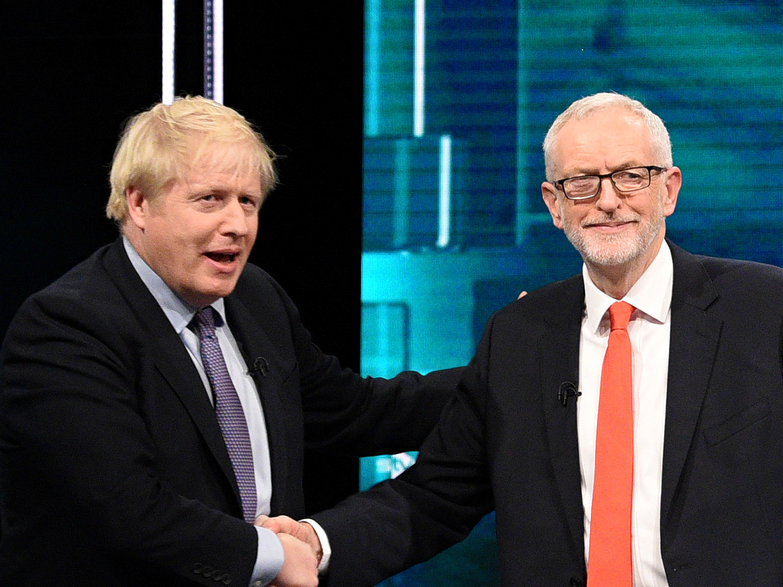 Links Boris Johnson, rechts Jeremy Corbyn.