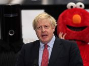 De Britse premier Boris Johnson arriveert bij de telling van de stemmen voor de kiesdistrict Uxbridge en South Ruislip aan de Brunel University tijdens de algemene verkiezingen in Londen, Groot-Brittannië.