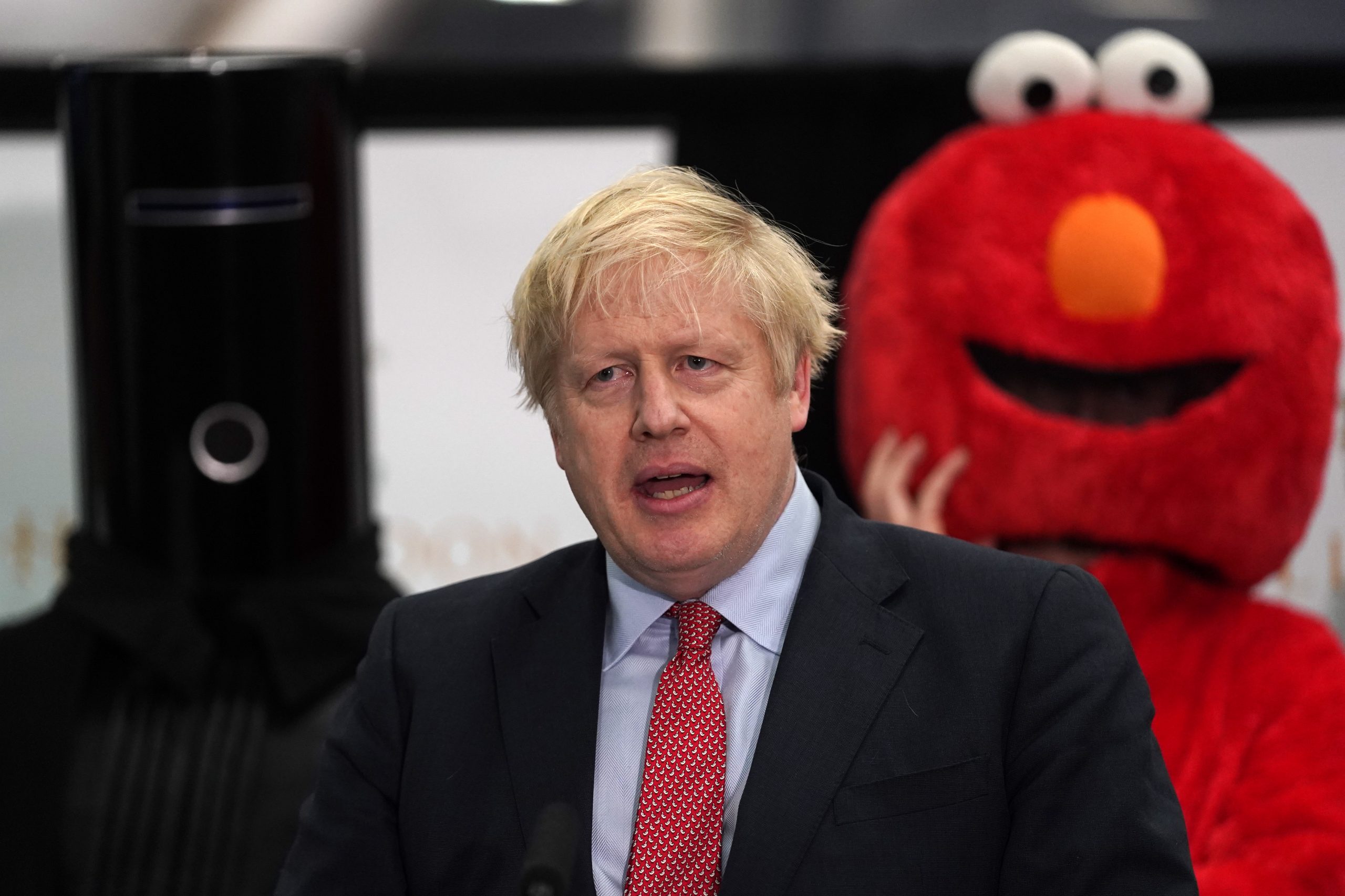 De Britse premier Boris Johnson arriveert bij de telling van de stemmen voor de kiesdistrict Uxbridge en South Ruislip aan de Brunel University tijdens de algemene verkiezingen in Londen, Groot-Brittannië.