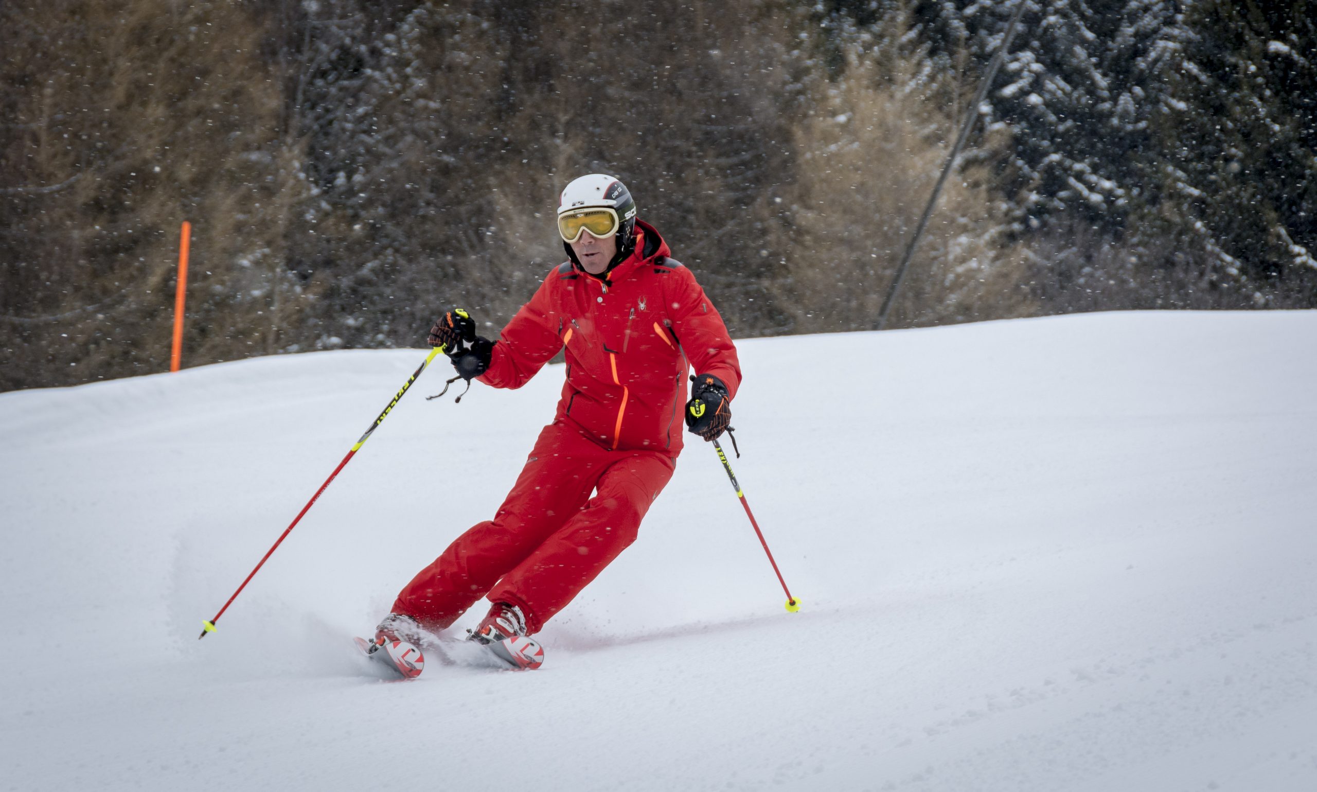 Een man skiet op een piste naar beneden