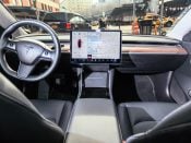 Het minimalistische interieur van de Tesla Model 3.