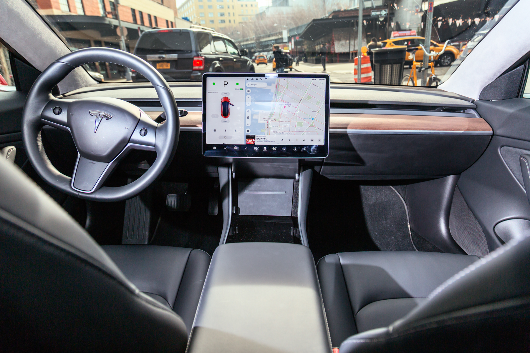 Het minimalistische interieur van de Tesla Model 3.