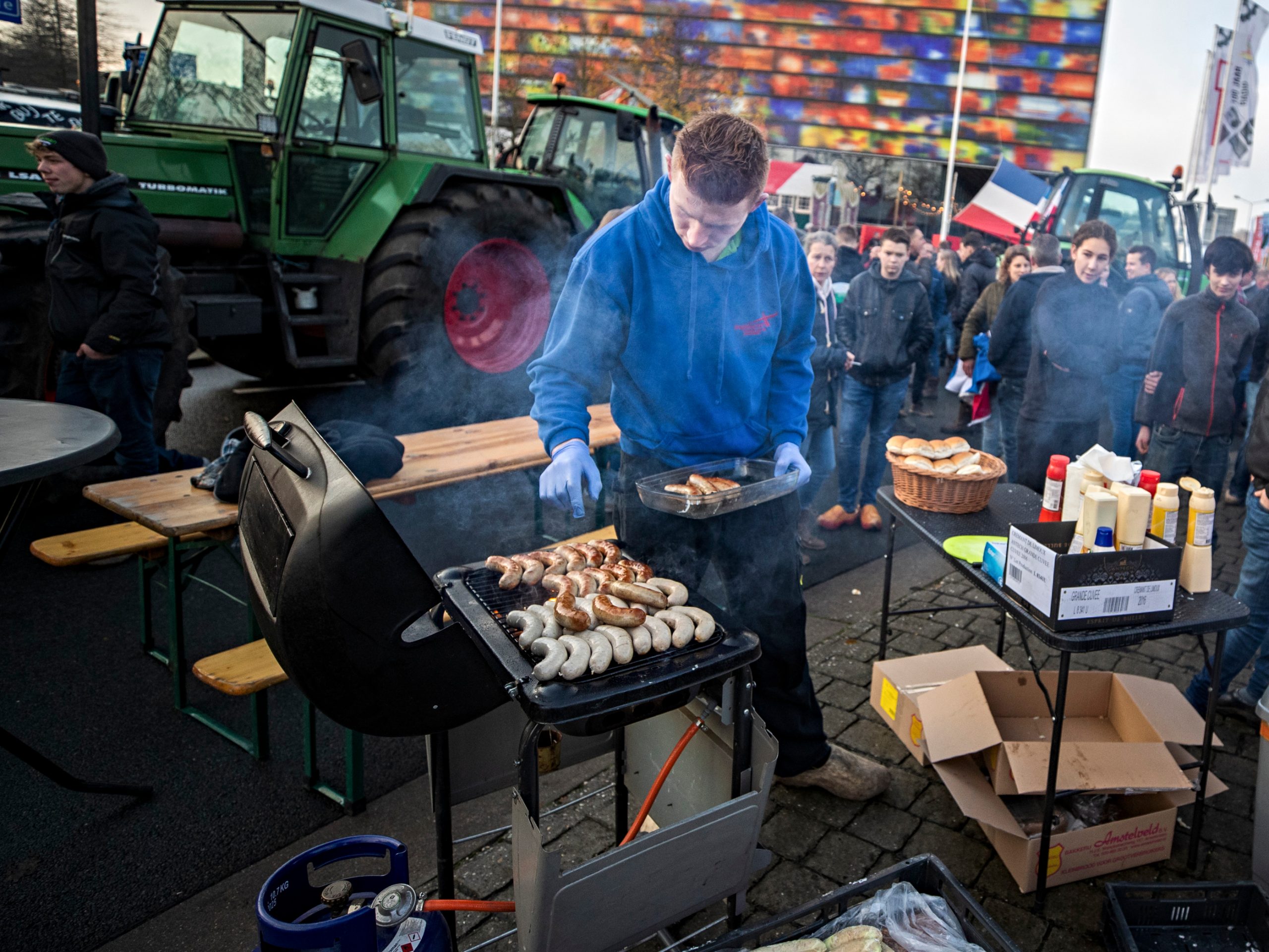 Boeren barbecueën op het Mediapark in Hilversum.