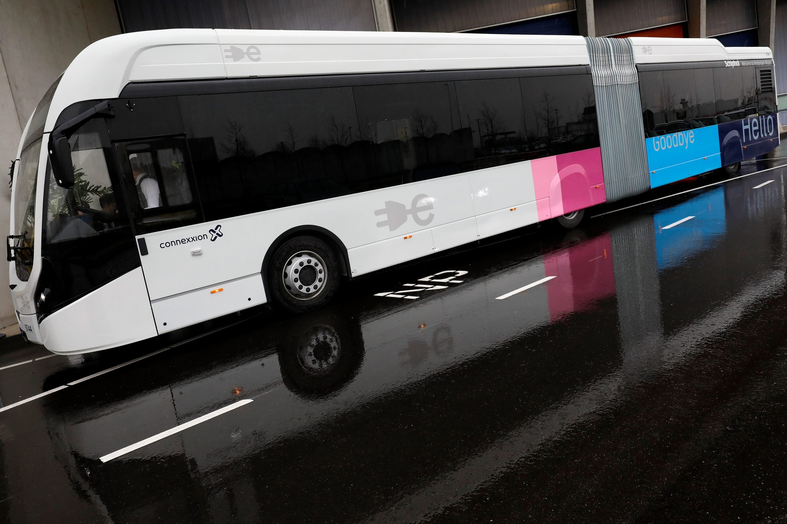 Elektrische bus van VDL bij Schiphol