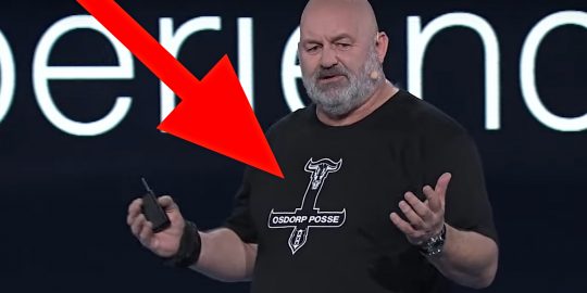 Werner Vogels draagt een T-shirt van rapgroep Osdorp Posse.