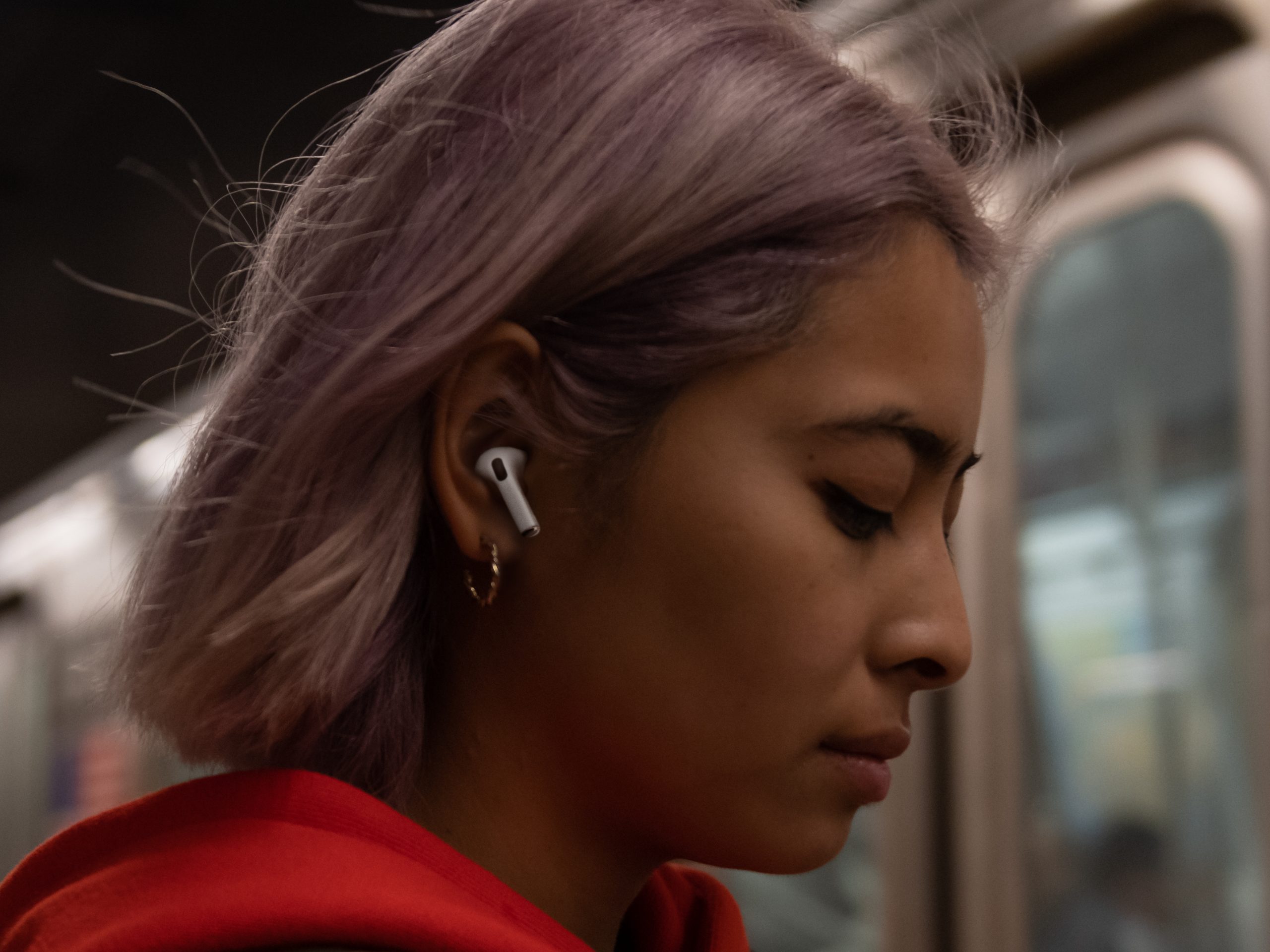 Sony airpods. Девушка с наушниками AIRPODS. Девушка в AIRPODS Pro. Девушка в беспроводных наушниках. AIRPODS Pro в ушах.