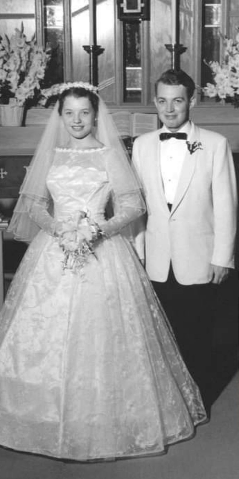 Внучка выходит замуж. Свадебные платья в 1956 году. Свадебные платья в которых раньше выходили замуж. Свадьба бабушкиной. Платье для бабушки на свадьбу.
