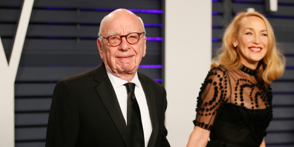 Rupert Murdoch en vrouw Jerry Hall tijdens de Vanity Fair Oscars-afterparty in 2019. Foto: Reuters/Danny Moloshok Rupert Murdoch en vrouw Jerry Hall tijdens de Vanity Fair Oscars-afterparty in 2019. Foto: Reuters/Danny Moloshok